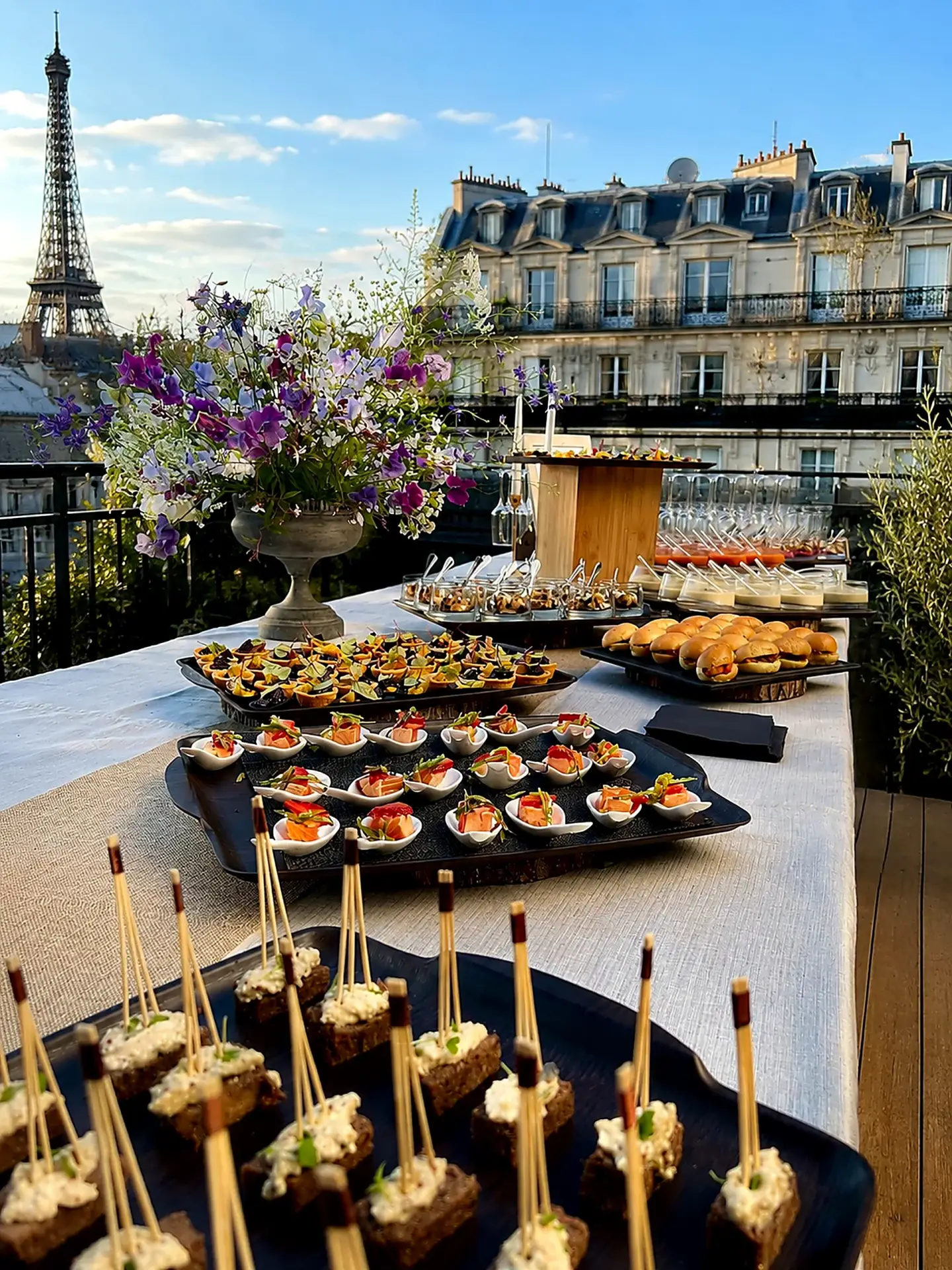 Buffet cocktail Cagettes sur un rooftop parisien : bouchées et brochettes, traiteur événementiel à Paris