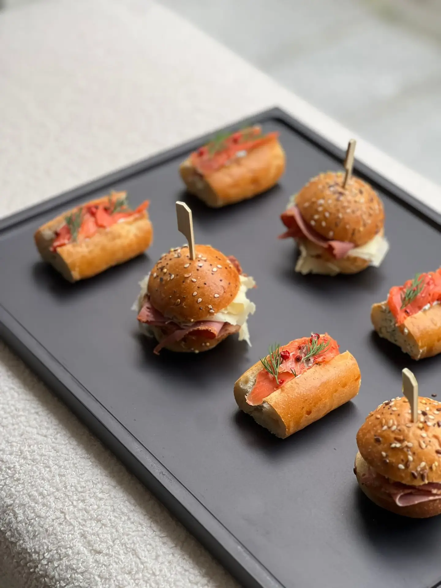 Mini burger et finger sandwichs faits maison pour cocktail d'entreprise à Paris