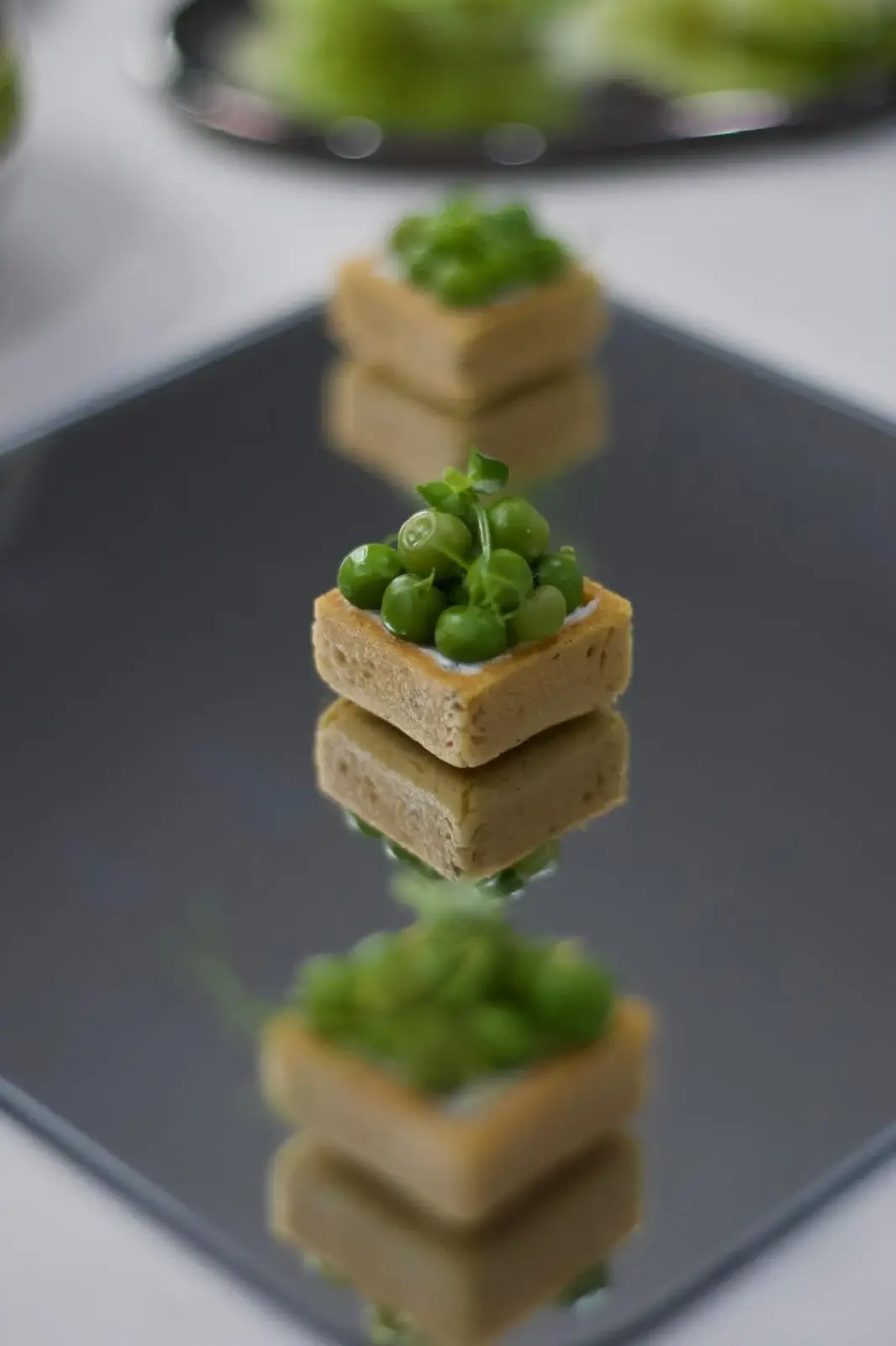 Bouchées cocktail végétales de saison servies sur ardoise