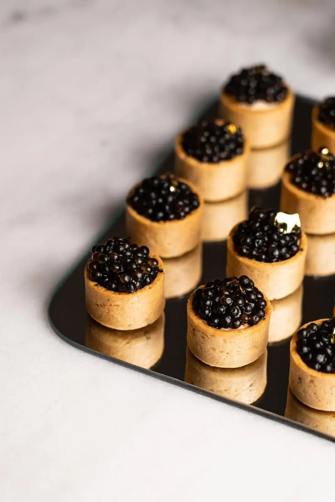 Tartelettes cocktail garnies présentées sur plateau