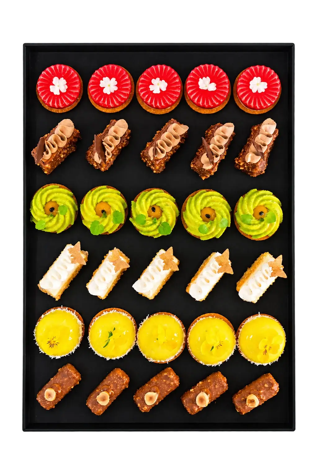Plateau de 30 pièces cocktail sucrées alignées : tartelettes, éclairs et mignardises du traiteur Cagettes