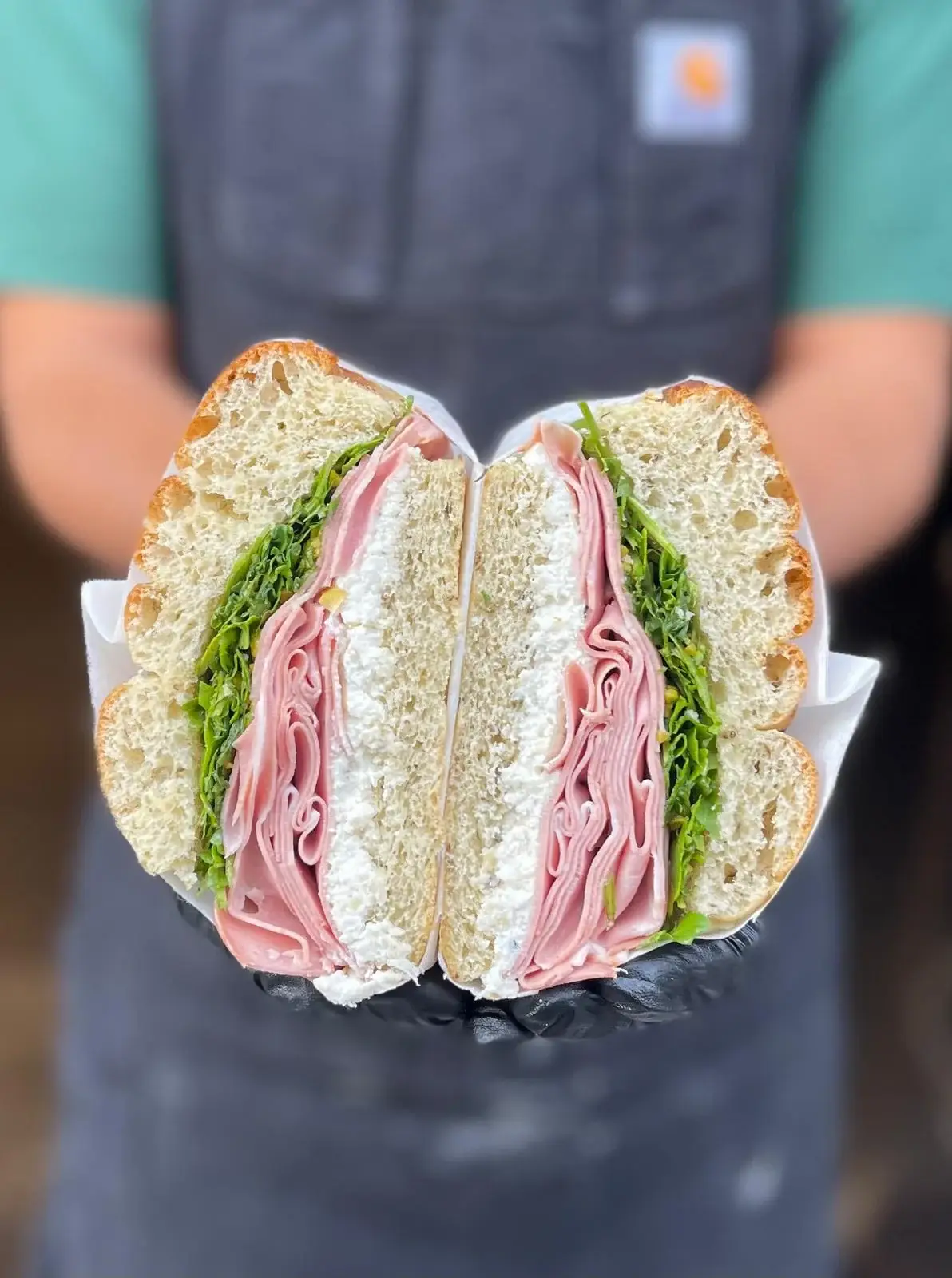 Sandwich au pain complet, charcuterie et crudités, déjeuner d'entreprise livré à Paris