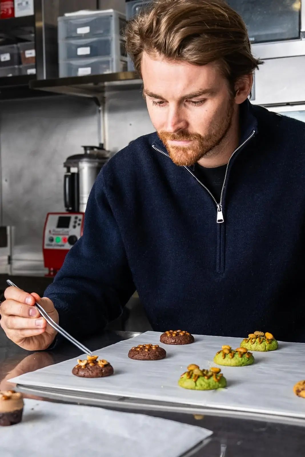 Dressage de pièces cocktail sucrées dans la cuisine du traiteur Cagettes